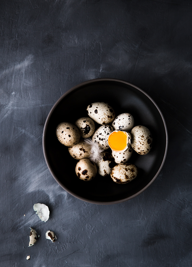 jaja-przepiorcze-w patelni-quail-eggs
